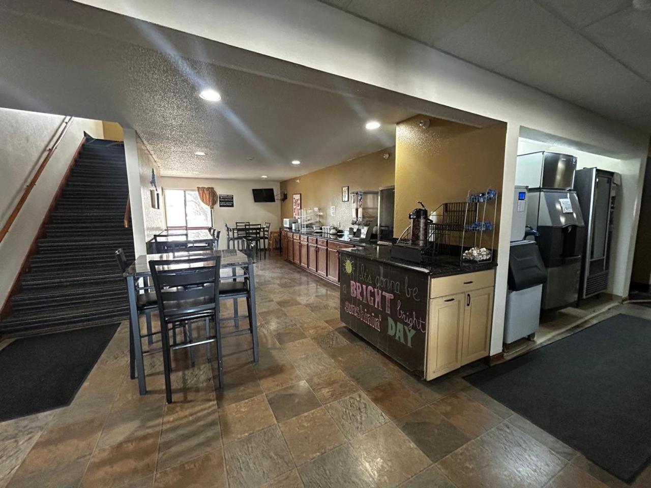 Oyo West Point Inn Экстерьер фото